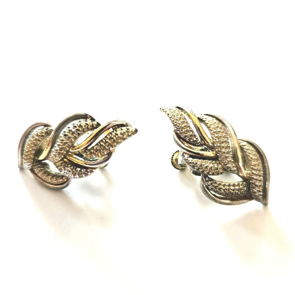 Gilded Glamour: Vintage Coro S-Link Necklace & Leaf Earrings Set - Picture 11 of 14